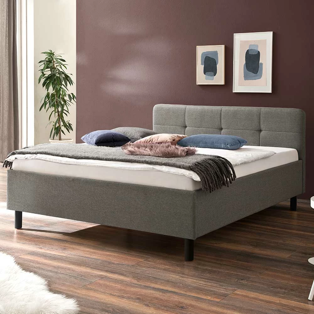 Hellgraues Polsterbett mit dunklen Holzbeinen - Yamato Hellgraues Polsterbett Mit Dunklen Holzbeinen - Yamato -Valganios Sales hellgraues polsterbett mit dunklen holzbeinen in 140x200 oder 180x200 yamato 01