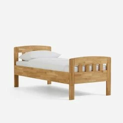 Hohes Einzelbett Zoika Aus Massivholz Wildeiche Honigfarben -Valganios Sales hohes einzelbett massivholz wildeiche honigfarben kopf und fussteil halboffen zoika 01