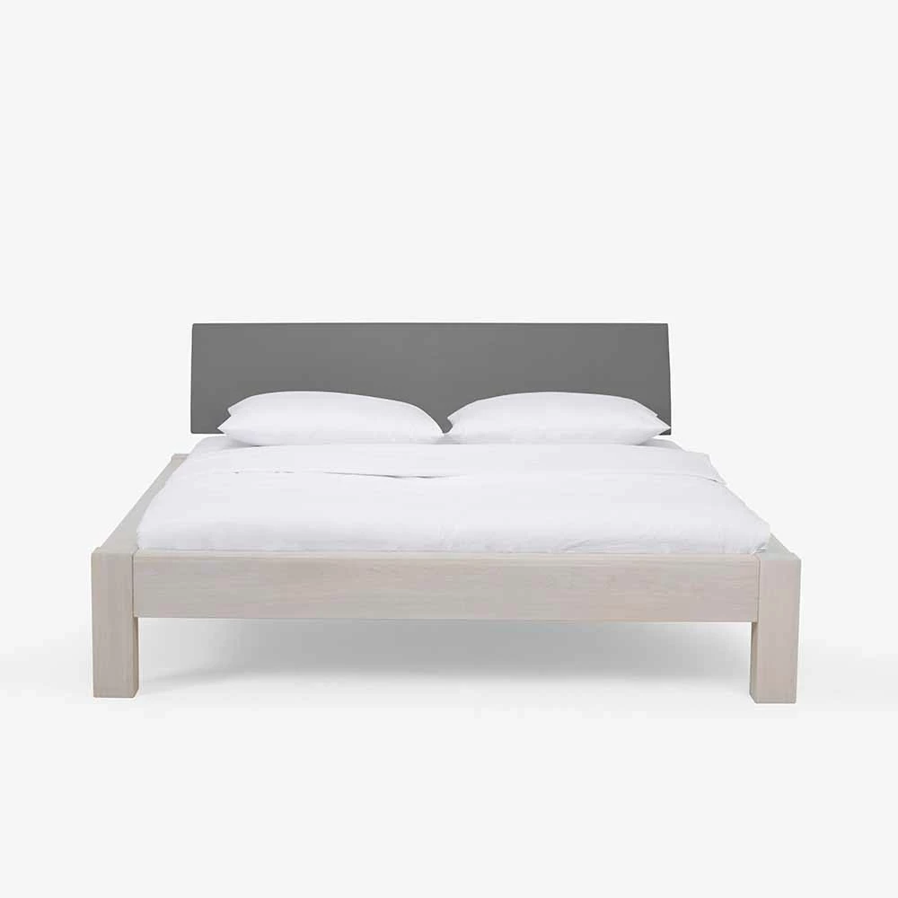 Holzbett Lagossan aus Wildeiche weiß geölt Holzbett Lagossan Aus Wildeiche Weiß Geölt -Valganios Sales holzbett wildeiche weiss geoelt kopfteil gepolstert mit webstoff grau lagossan 02