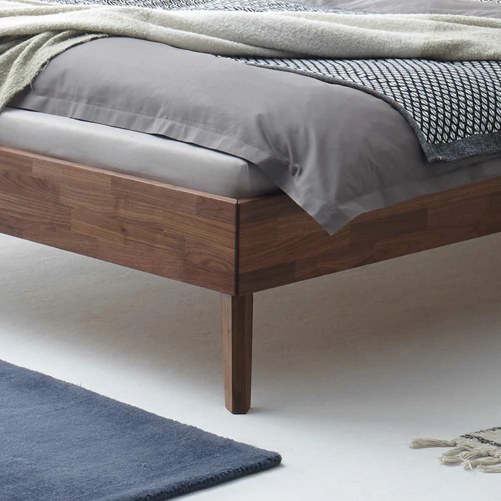 Nussbaum Massivholzbett & Nachttisch - Mariandra (zweiteilig) Nussbaum Massivholzbett & Nachttisch - Mariandra (zweiteilig) -Valganios Sales nussbaum massivholzbett nachttisch in 90x200 100x200 mariandra 03