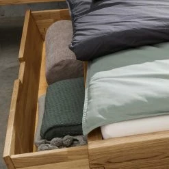 Wildeiche Schubkastenbett & Nachtkommoden - Aryvano (dreiteilig) 5 Wildeiche Schubkastenbett & Nachtkommoden - Aryvano (dreiteilig) -Valganios Sales wildeiche schubkastenbett nachtkommoden in modernem design aryvano 04